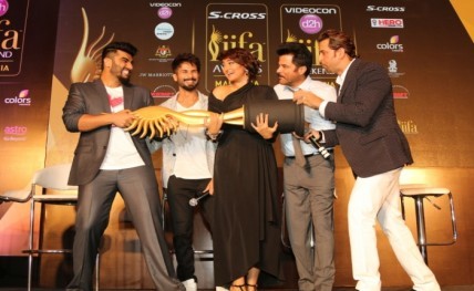 Arjun Kapoor, Shahid Kapoor, Sonakshi Sinha, Anil Kapoor and Hrithik Roshan at the IIFA PC in Mumbai20150603142115_l
